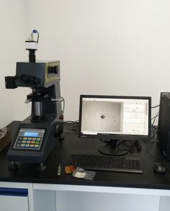 جهاز اختبار صلابة فيكرز الصغير الرقمي بشاشة تعمل باللمس ، جهاز التحكم في قياس الكمبيوتر ، مقياس التحمل المعدني الأوتوماتيكي للبرج - Product Image 4