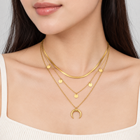 Collier en forme de croissant superposé en acier inoxydable plaqué or 14 carats, options de couleurs or et argent à trois niveaux