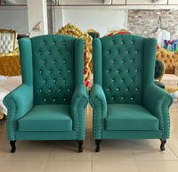 Fauteuils à dossier haut en velours bleu sarcelle, style moderne, mobilier d'hôtel, usage intérieur villa, design durable avec pieds sabre