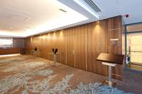 Cloison coulissante accordéon moderne en bois insonorisée avec cadre en aluminium, isolation phonique maximale 53 dB pour hôtel, salle de sport, restaurant