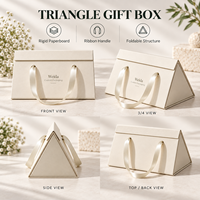 Boîte cadeau triangulaire OEM avec ruban et poignée, en carton pliable, emballage personnalisé avec étiquette privée