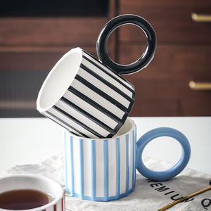 Mug en céramique à rayures, design bordeaux, style minimaliste, grande poignée, vaisselle de fête, origine Chaozhou - Product Image 5