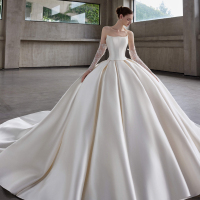 Gaun Pengantin Model Ball Gown Satin dengan Jaket Satin Lepas Pasang, Aplikasi Mawar 3D, Korset, Tali di Belakang, dan Ekor Katedral