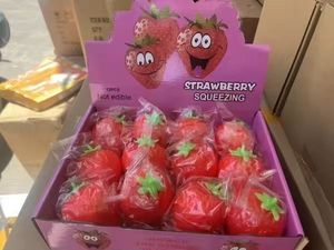 Jouet sensoriel anti-stress en peluche à presser en forme de fraise pour enfants, idéal comme cadeau de fête - Product Image 1