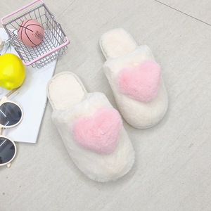 Pantoufles pour femmes avec logo personnalisé, antidérapantes, en forme de cœur, en fourrure, chaudes, pour la maison - Product Image 1