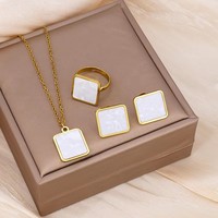 Ensemble de bijoux 3 pièces en acier inoxydable plaqué or 18 carats, coquille carrée, étanche, collier, boucles d'oreilles et bague ouverte pour femme