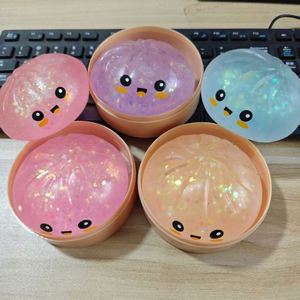 ตุ๊กตาบีบได้รูปเกี๊ยว กลิตเตอร์ กล่องสุ่ม เนื้อนุ่ม บีบแล้วคืนตัวช้า สำหรับเล่นแก้เบื่อ เด็กหญิงและเด็กชาย ขนาด 6 ซม. - Product Image 3