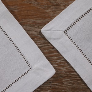 Premium Weiße Baumwollserviette mit Feiner Hohlsaumstickerei Atmungsaktiver Stoff für Hochzeiten & Restaurants - Product Image 2