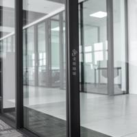 Cloison modulaire de 74 mm avec cadre en aluminium, mur acoustique à haute résistance aux chocs, mur en verre trempé pour espace de bureau