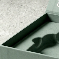 Boîte à parfum rigide de luxe sur mesure, style livre vert magnétique, avec insert ajusté pour présentation, pour emballage de parfum personnalisé