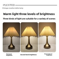 Lampe de table LED de style moderne avec abat-jour ovale en tissu plissé, design simple, alimentée par batterie, corps en fer pour chambre à coucher