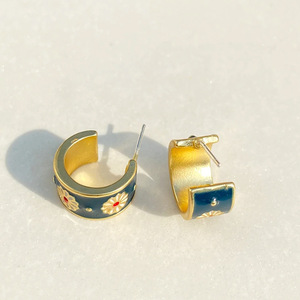 Orecchini a Cerchio a Forma di C con Margherita Blu per Donne, Accessori per Orecchie Semplici e Floreali per Uso Quotidiano - Product Image 3