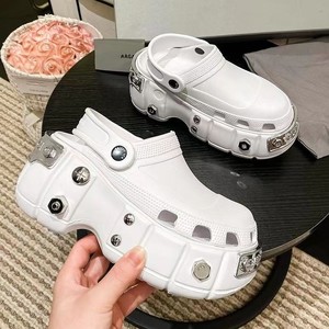 Pantuflas de Lujo 2025 en Oferta, Pantuflas Americanas Populares para Mujer, para Exteriores, de Color Sólido, con Suela Gruesa, Estilo Rock con Remaches - Product Image 1