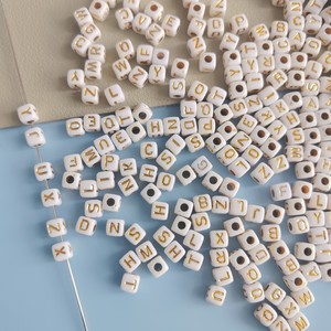 Vente en gros de perles de forme carrée en acrylique de 500g lettres de l'alphabet en <span class=keywords><strong>or</strong></span> de 5x5mm pour bijoux bracelets colliers et porte-clés - Product Image 4