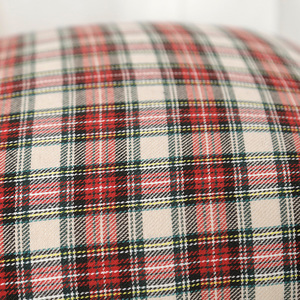 Housse <span class=keywords><strong>de</strong></span> coussin en tissu à carreaux <span class=keywords><strong>de</strong></span> Noël <span class=keywords><strong>de</strong></span> haute qualité avec pompons pour la décoration <span class=keywords><strong>de</strong></span> fête - Product Image 4