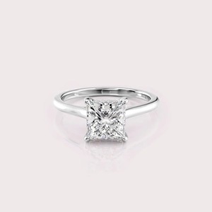 Anillo Solitario con Diamante Cultivado en Laboratorio, Corte Princesa, Engaste Cruzado, en Oro Blanco de 18 Quilates - Product Image 1