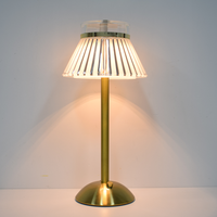 Lampe de table moderne sans fil rechargeable, intérieur/extérieur, style rétro élégant, abat-jour en cristal côtelé avec base dorée