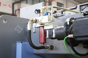 Presse plieuse servo standard européenne 50T/1600 avec protection laser <span class=keywords><strong>DSP</strong></span> pour <span class=keywords><strong>carrosserie</strong></span> de véhicule spécial - Product Image 6