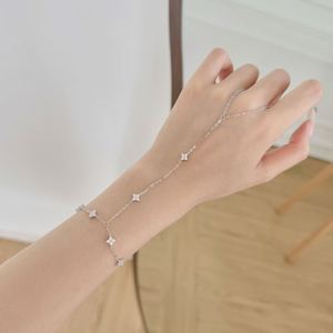สร้อยข้อมือดีไซน์ดีแลม ชาร์ม ดีไซน์ เงินแท้ 925 ประดับเพชรคิวบิกเซอร์โคเนีย 5A รูปใบโคลเวอร์สี่แฉก สำหรับผู้หญิง - Product Image 3