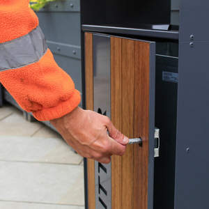 Contenedor Doble <span class=keywords><strong>para</strong></span> Basura y Reciclaje Contour con Base <span class=keywords><strong>de</strong></span> Acero Galvanizado y Pintura con Aspecto <span class=keywords><strong>de</strong></span> <span class=keywords><strong>Madera</strong></span> <span class=keywords><strong>para</strong></span> Mayor Durabilidad - Product Image 6