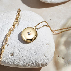 Collar con Colgante de Medallón con Marco de Fotos Abrible, Chapado en Oro de 18K y Diamantes, Joyería Personalizada de Latón - Product Image 3