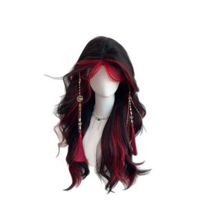 Peluca Larga Rizada de Marca Nacional con Flequillo Lateral, Reflejos Negros y Rojos, Densidad 130, Fibra Kanekalon, Peluca Completa - Product Image 1