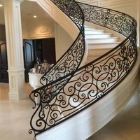 Escalier flottant moderne de style luxueux avec poutres en acier courbées, marches ouvertes en bois, éclairage LED et garde-corps en verre pour villa extérieure