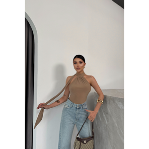 Body de punto beige sexy con cuello halter y estampado, ajuste ceñido, largo por encima de la rodilla, ideal para la temporada de otoño. - Product Image 3