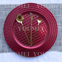 13 pouces vente en gros fête banquet rond en plastique géométrie rouge table mariage chargeur assiettes pour dîner réception