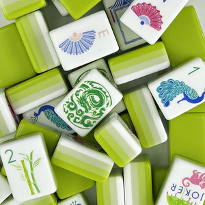 Set Mahjong Akrilik Gaya Amerika Baru dengan Desain Bunga Hijau Muda untuk Hiburan Pesta - Product Image 1