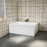 Baignoire en acrylique pour appartement avec fonction de trempage, design à jupe trois côtés, drain de bain à remous, alcôve 3 murs pour une vie moderne