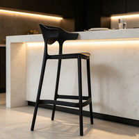 Tabourets de bar modernes minimalistes en plastique, moulage monobloc, aucun assemblage requis, résistants à l'eau, tabourets hauts pour usage commercial et hôtelier