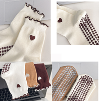 Chaussettes de yoga mi-mollet antidérapantes, style doux et minimaliste, couleur unie, bordure en bois, volantées, broderie cœur, collection Printemps