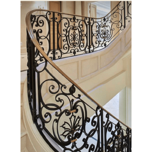 Barandilla de escalera de hierro forjado de lujo, barandilla curva para balcón, diseño ornamentado con volutas, decoración interior para villas, con recubrimiento en polvo. - Product Image 1