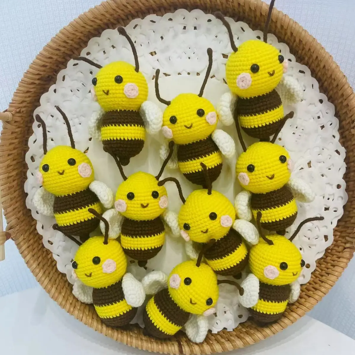 Custom Crochet Bumble Bee Crochet Honeybee Baby Shower Presente Amigurumi Bee Toy Hand Knitted Honey Bumble Bee para Presentes de Natal