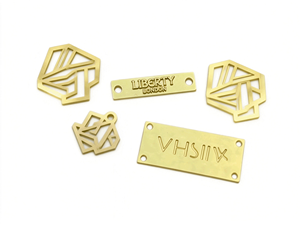 Étiquettes de vêtements carrées en relief 3D pour vêtements féminins - Logos personnalisés autocollants, écologiques et lavables - Product Image 1