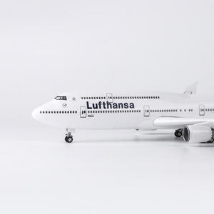 Modelo de Avión de Resina Boeing 747-8 de <span class=keywords><strong>Lufthansa</strong></span> Airlines a Escala 1/150 de 47 cm con Luces LED y Tren de Aterrizaje, Coleccionable - Product Image 2