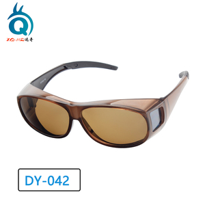 <span class=keywords><strong>Gafas</strong></span> <span class=keywords><strong>de</strong></span> Sol Polarizadas Antiexplosión Envolventes Negras Modernas <span class=keywords><strong>para</strong></span> Usar Sobre <span class=keywords><strong>Gafas</strong></span> Graduadas - Product Image 6