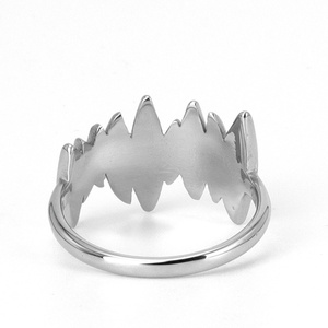 Anillo Zoryn en Tono Plateado, Acero Inoxidable 316L, Diseño 3D con Púas, Estilo Atrevido y Único, Joyería Unisex Ideal para un Estilo Urbano - Product Image 4