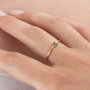 Bague de mariage personnalisée en acier inoxydable 316L, design minimaliste, plaqué or rose, sertie de CZ vert, bleu et blanc pour femme - Product Image 5