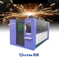 Machine de découpe laser à fibre mini entièrement fermée de haute précision avec contrôle Cypcut et rail de guidage HIWIN pour tôles métalliques