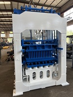 La machine à briques sans combustion utilise le principe de moulage hydraulique par vibration pour économiser des ressources.