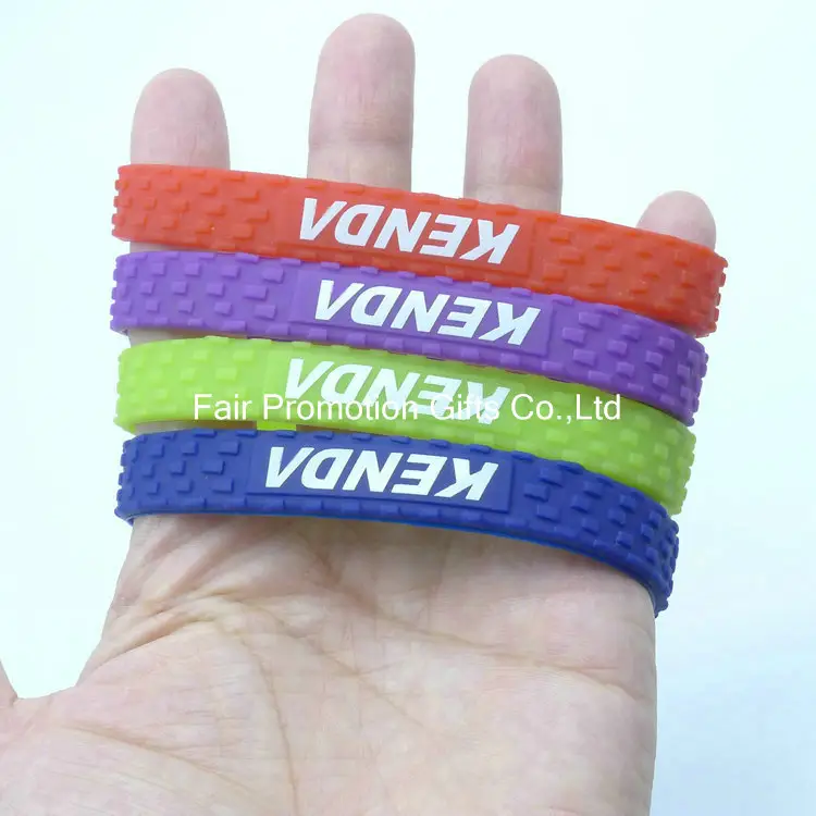 Bracelets en caoutchouc imprimés de faveurs de partie de vélo de logo personnalisé-cadeaux de fournisseurs de partie de jeu de motocross/bracelets en silicone de bande de roulement de pneu
