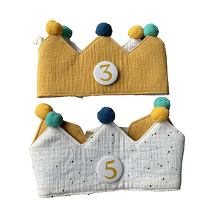 Chapeaux de fête personnalisés en crêpe style sport avec numéros interchangeables sérigraphiés pour enfants - Décorations d'anniversaire Beckon - Product Image 2