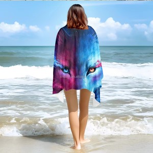 Serviette de plage vibrante avec tête de loup de la galaxie |   Serviette de bain tendance à motif animal abstrait, idéale pour les festivals de musique et les vacances - Product Image 2