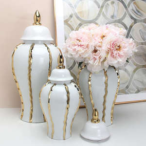 Vase en céramique blanc et or de luxe pour la décoration de la maison, pot en céramique avec couvercle, vase à fleurs de table pour hôtel - Product Image 1