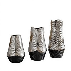 Ensemble de 3 vases de table en métal Art Déco, motif géométrique éventail argenté, décoration pour centres de table de mariage, vases à fleurs - Product Image 2