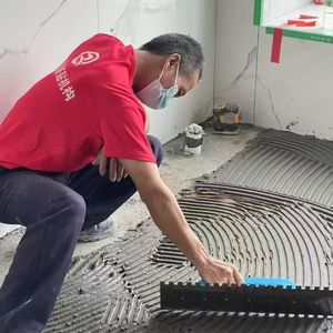 Truelle industrielle robuste 10mm 12mm 15mm à encoche carrée de 58cm de long OEM disponible pour la propagation de l'adhésif de dalle de porcelaine - Product Image 2