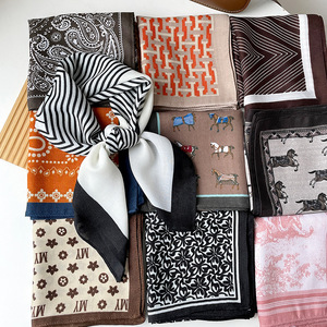 Foulards carrés 70 cm en soie imitation motif chevrons, accessoire de mode élégant pour le cou et les sacs, idéal pour les trajets quotidiens - Product Image 2