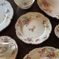 Nouvelle assiette ovale en céramique gaufrée à motif floral, style sud-ouest français, résistante au micro-ondes, pour desserts et présentation.